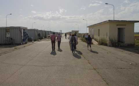 Foggia, su una pista di atterraggio vivono mille migranti: sono gli 